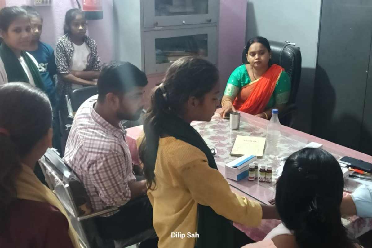 दरभंगा : कस्तूरबा विद्यालय में चलंत चिकित्सा दल ने जांची छात्राओं की सेहत, दिए गर्मी से बचाव के टिप्स