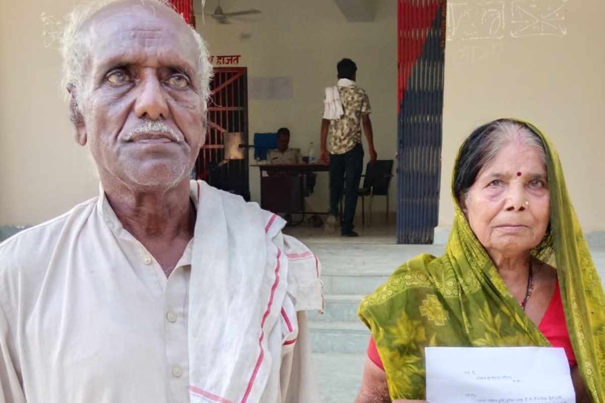 Darbhanga: जमीन के लिए बेटे-बहू ने बूढ़े माता-पिता को पीटकर घर से निकाला, थाने में लगाई गुहार