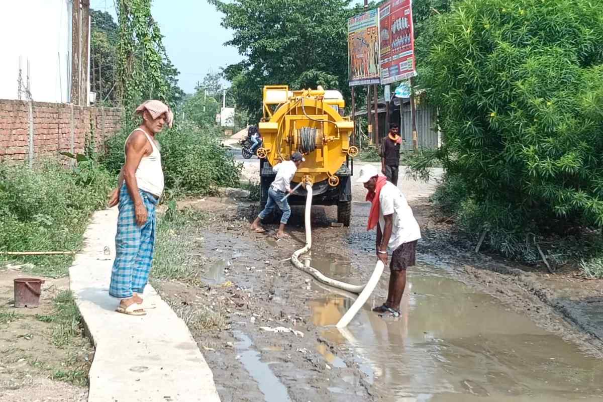 Darbhanga: दरभंगा में नगर पंचायत का बुरा हाल, कमतौल के वार्ड 1 में सड़क बनी झील