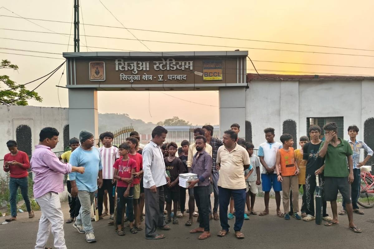 धनबाद : सिजुआ स्टेडियम की धरोहर संकट में, माली के वेतन विवाद पर नागरिकों का सत्याग्रह जारी