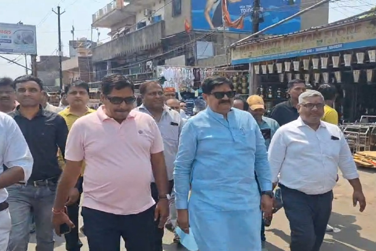धनबाद-बोकारो सड़क खोलने की मांग पर विधायक राज सिन्हा का अनशन