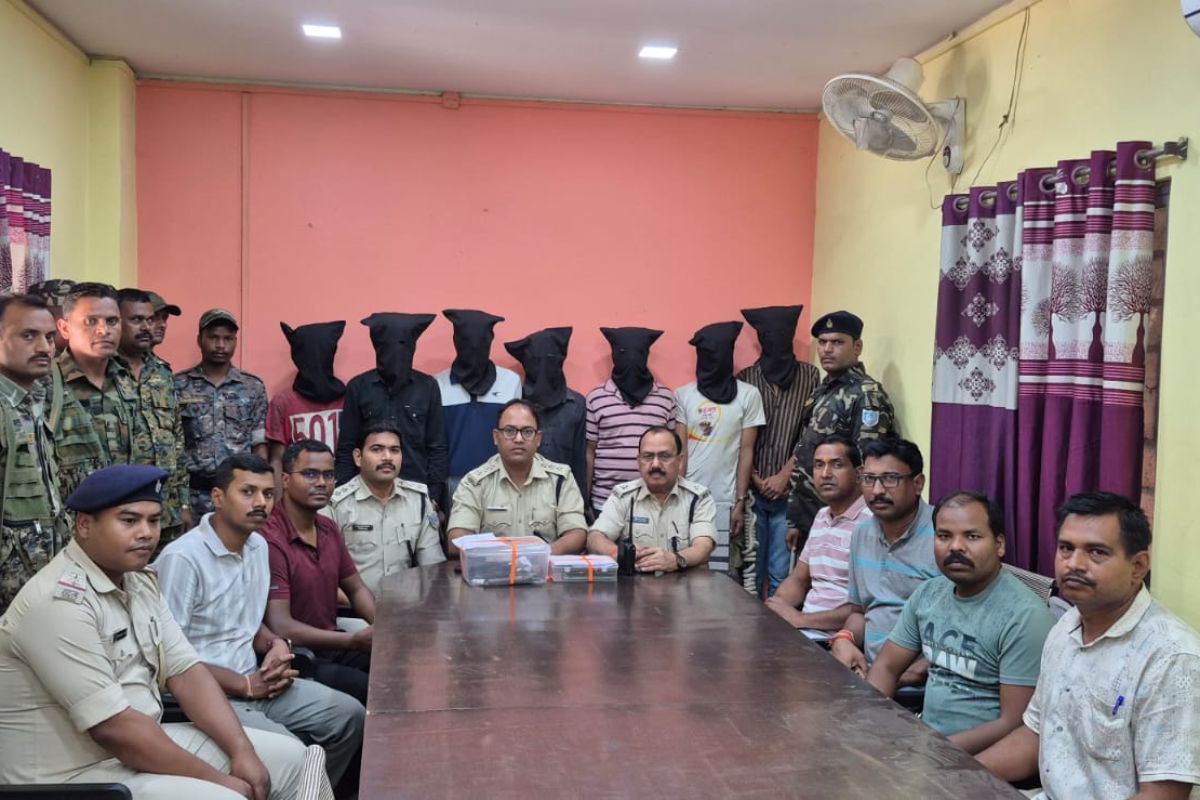 गढ़वा पुलिस की बड़ी स्ट्राइक: लूट की योजना बना रहे 7 कुख्यात अपराधी गिरफ्तार, भारी मात्रा में हथियार बरामद