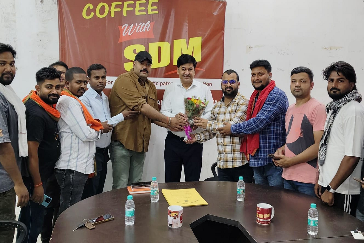 गढ़वा में एसडीएम साहब ने मोबाइल कारोबारियों संग पी कॉफी, धीरे से दिया सख्त निर्देश