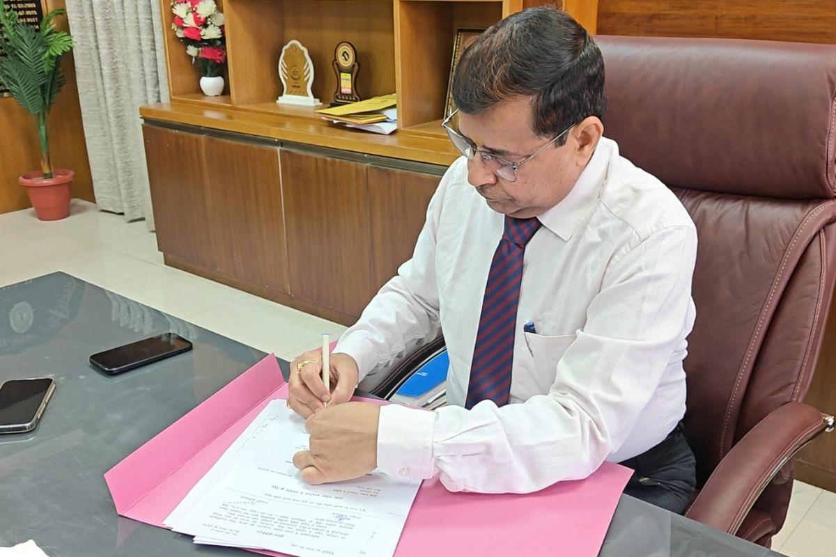 गढ़वा को मिला नया DC, पशुपतिनाथ मिश्रा ने 35वें उपायुक्त के रूप में संभाला कार्यभार