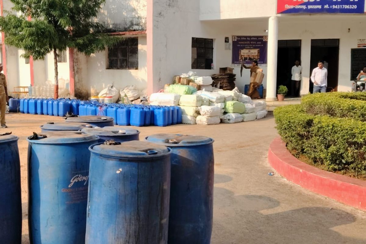 Ramgarh: गोला पुलिस ने किया नकली शराब फैक्ट्री का भंडाफोड़, बिहार होती थी सप्लाई