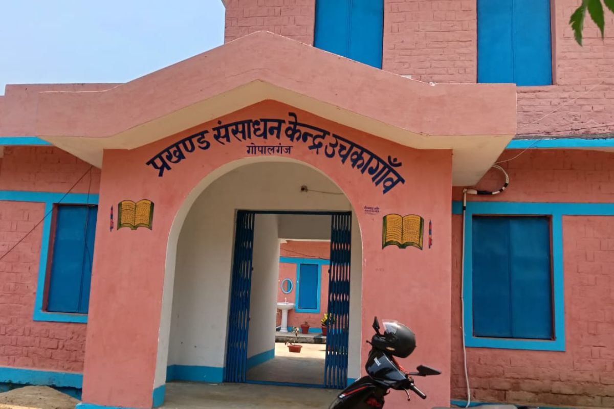 Gopalganj News: पलक झपकाने और मुस्कुराने’ में बीत रही गुरुजी की पहली घंटी, शिक्षा विभाग के नए ‘टैब’ सिस्टम ने बढ़ाई परेशानी