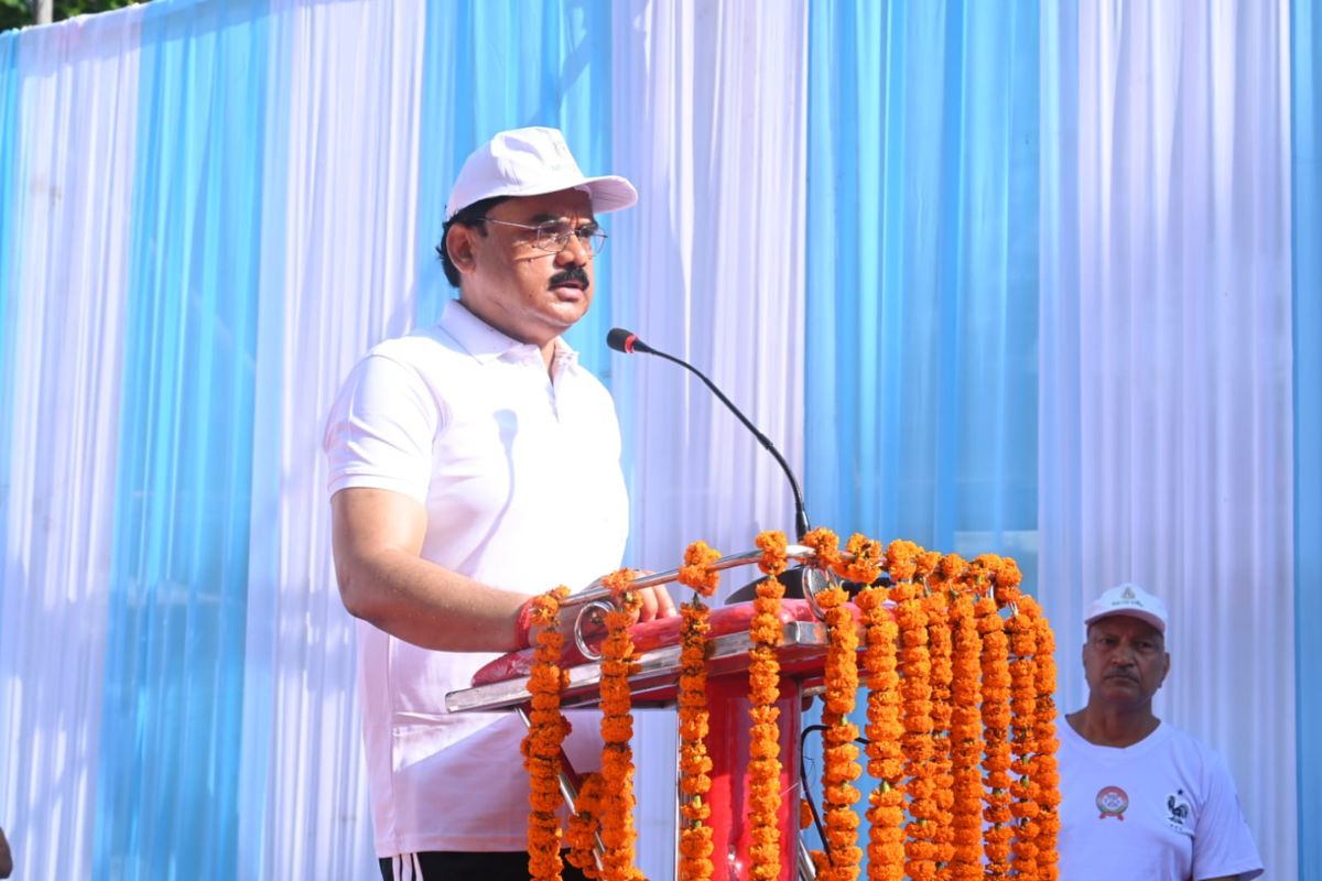 खेल नगरी गुमला में स्थापना दिवस का जश्न: DC दिलेश्वर महतो संग ‘रन फॉर गुमला’ में दौड़े सैकड़ों युवा