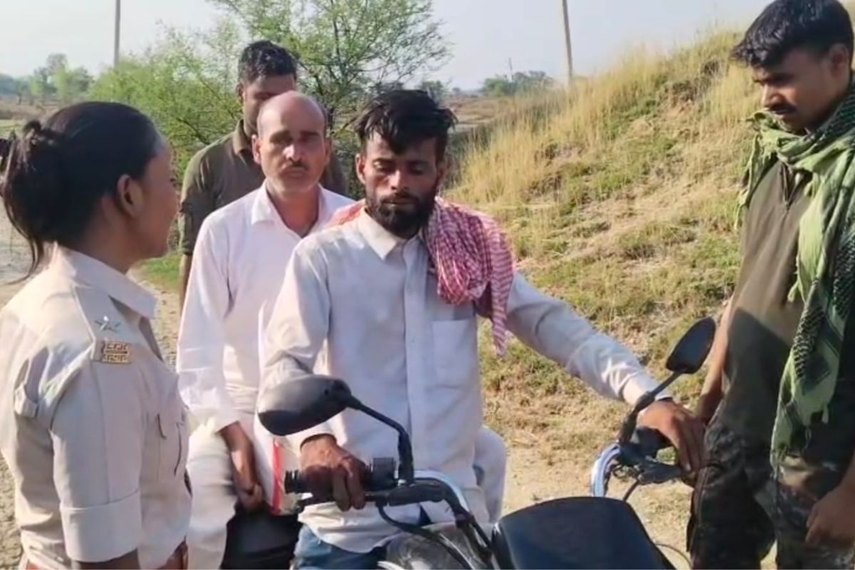 कोइरीडीह चेक पोस्ट पर उत्पाद विभाग की बड़ी कार्रवाई, तीन किलो गांजा के साथ दो तस्कर गिरफ्तार