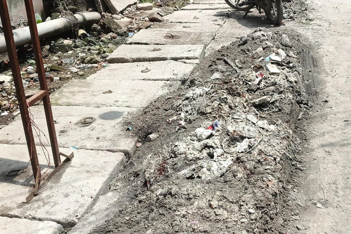 Hajipur News: नाला उड़ाही के बाद सड़क पर छोड़ा गया कचरा, राहगीर परेशान