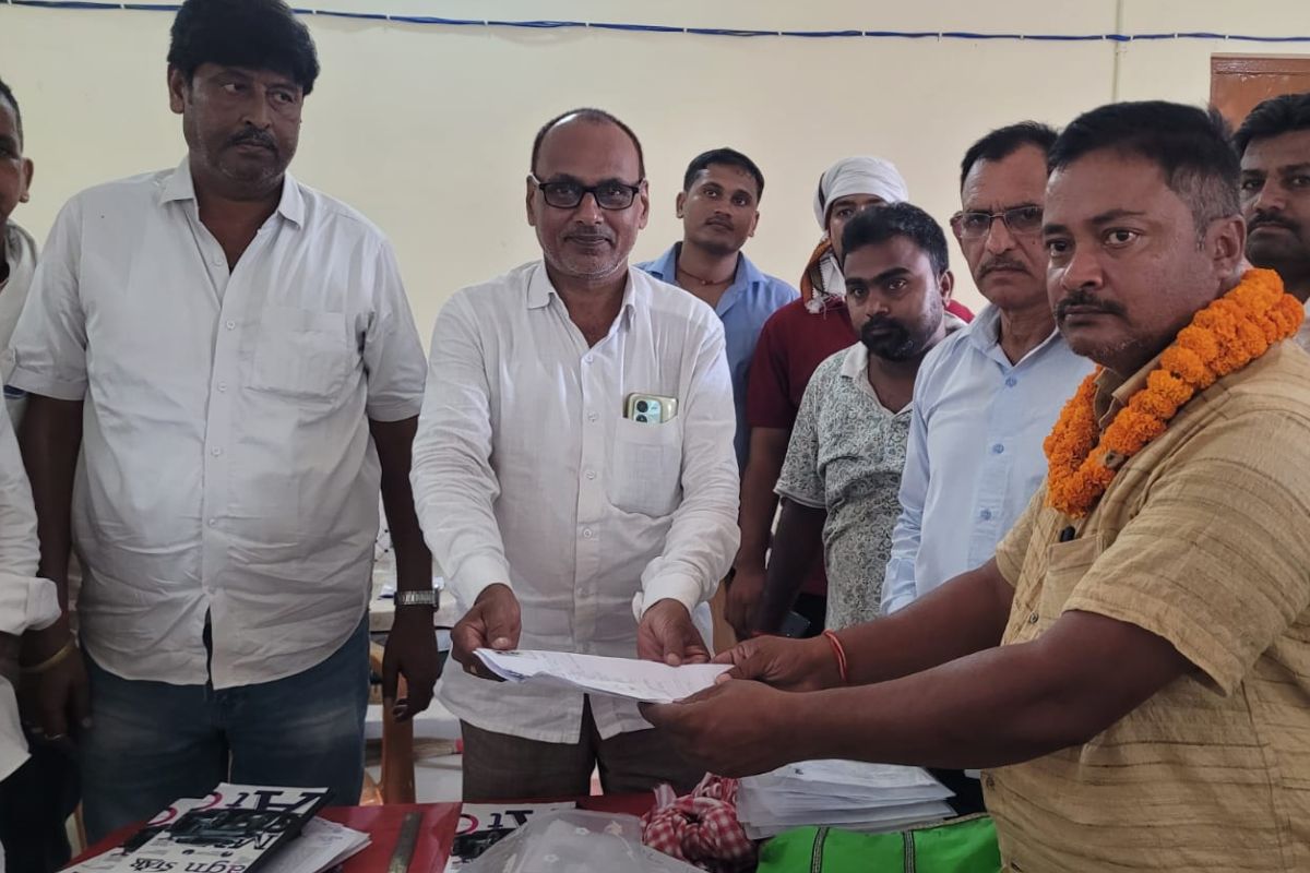 Hajipur News: दिग्घी कला पश्चिमी पैक्स से अंटु कुमार ने किया नामांकन, सदर प्रखंड कार्यालय में आखिरी दिन उमड़ी भारी भीड़