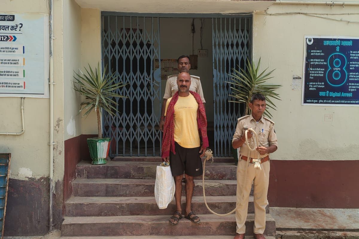 लखीसराय में चाय की गुमटी से चल रहा था गांजे का खेल, पुलिस ने शातिर तस्कर को दबोचा