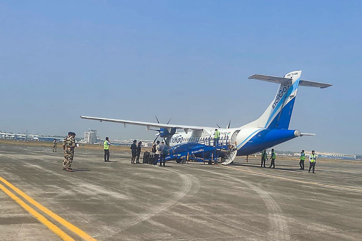 इंडिगो फ्लाइट में बड़ा हादसा: पावर बैंक में लगी आग, स्लाइडर से निकाले गए सभी यात्री