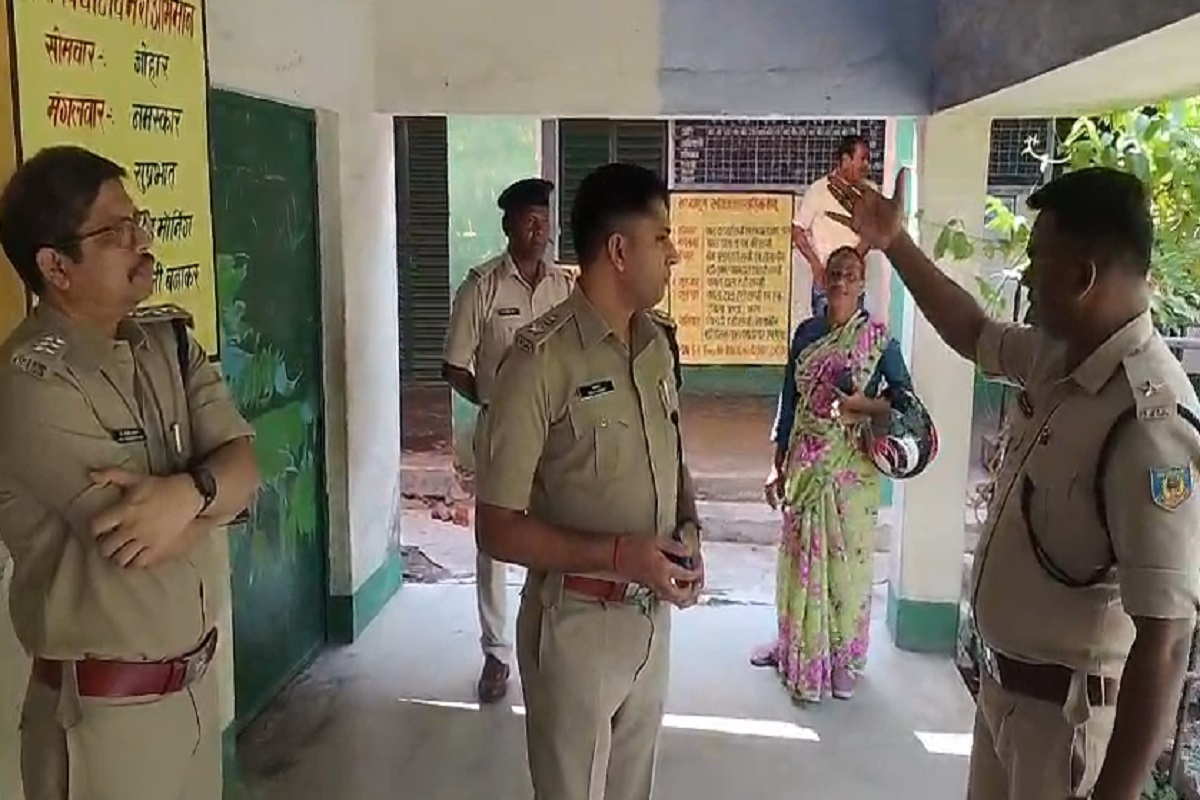 जमशेदपुर के परसुडीह स्कूल परिसर में मिला अज्ञात किशोरी का शव बरामद, गला दबाकर की हत्या