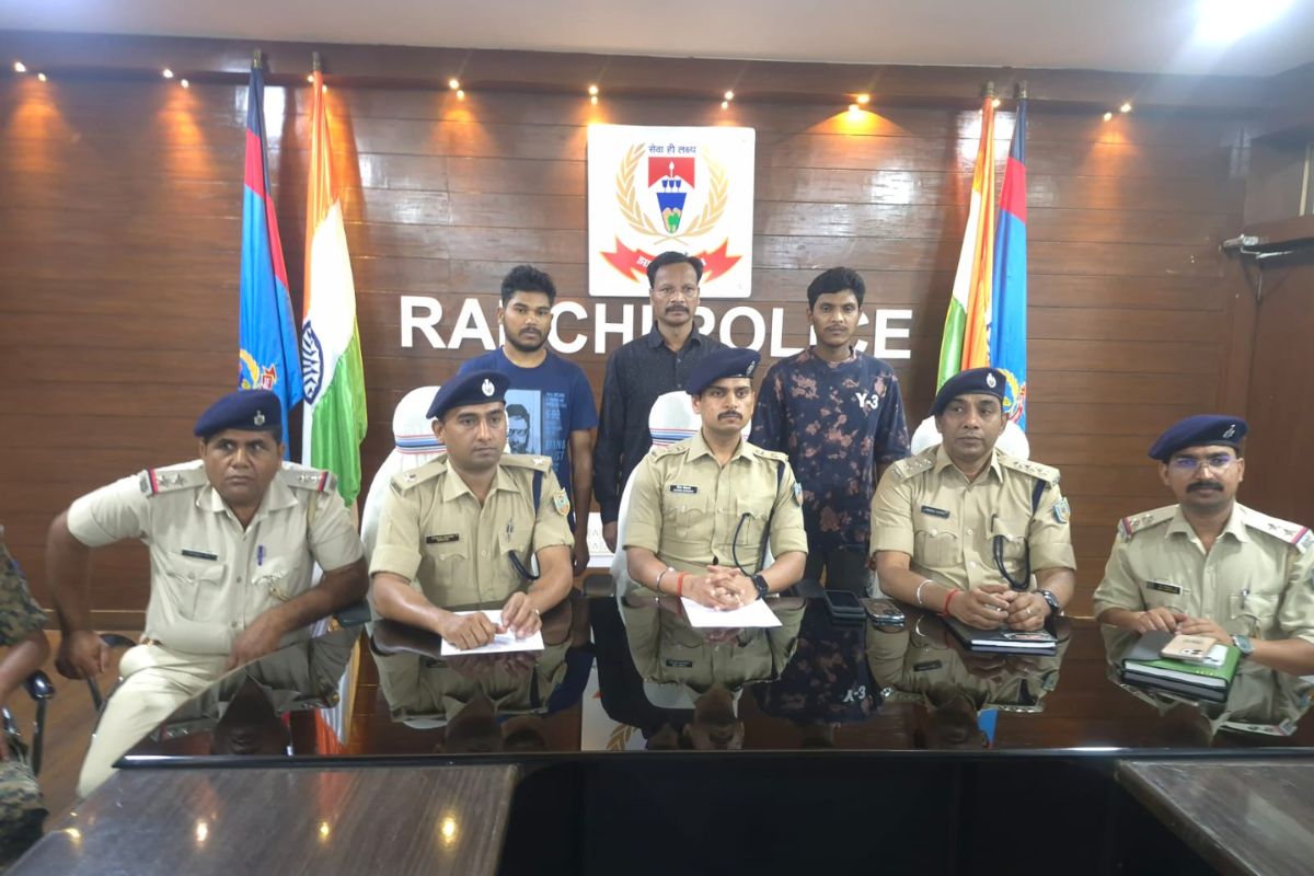 झारखंड में बड़ी सफलता: 5 लाख के इनामी और ‘झांगुर ग्रुप’ का सरगना रामदेव उरांव ने दो साथियों संग किया सरेंडर