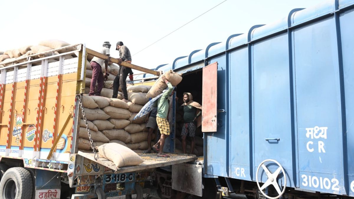 कटिहार में माल परिवहन में रिकॉर्ड प्रदर्शन, मक्का और सीमेंट की अधिक ढुलाई