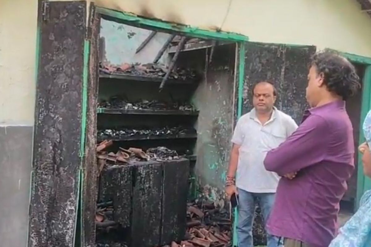 खगड़िया में 45 साल पुराने क्लिनिक में देर रात लगाई आग, CCTV में कैद हुए नकाबपोश बदमाश