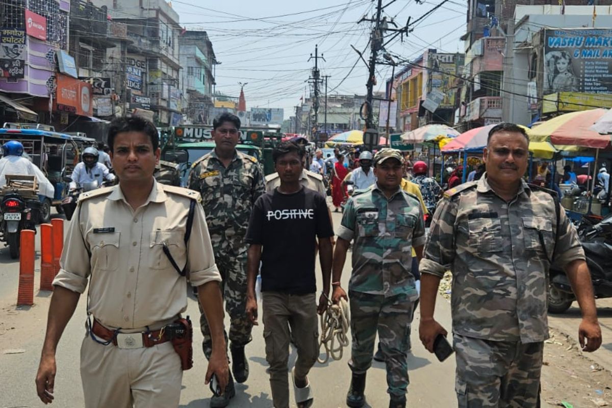 कोडरमा में बीच सड़क पर आरोपी का ‘पैदल मार्च’, ऑमलेट नहीं बनाया तो विधवा का फूंक दिया था ढाबा