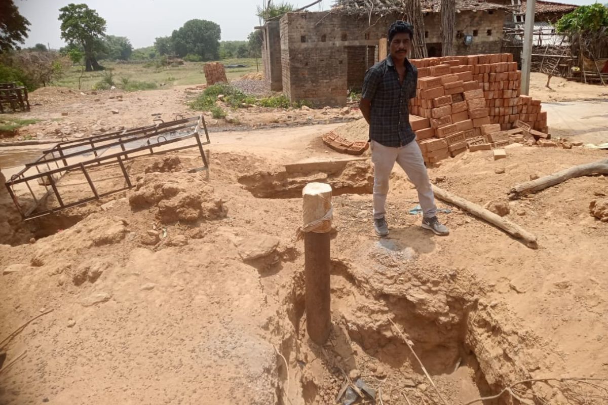 आजादी के 70 साल बाद भी प्यासा है महजन्मा कोड़ासी गांव, झरने के पानी से बुझ रही प्यास