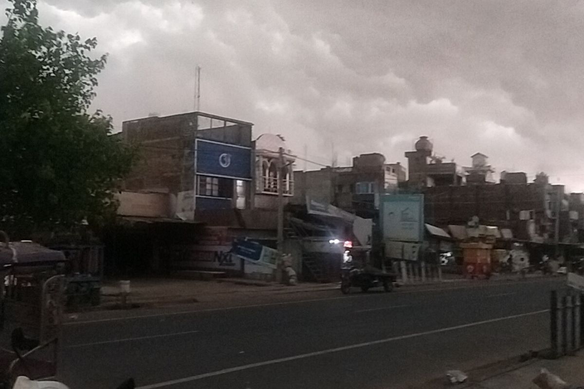 लखीसराय दिन में छाया अंधेरा, सूर्यगढ़ा में मौसम का खौफनाक रूप देख सहम गए लोग