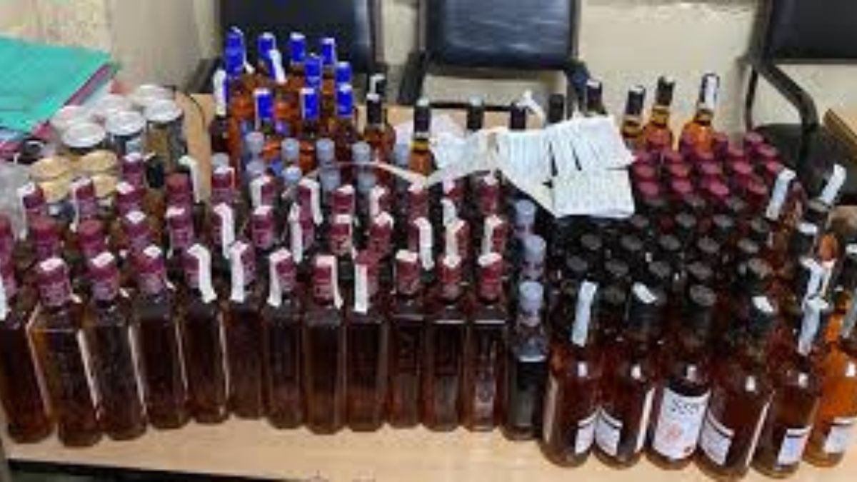 मधेपुरा में 40 लीटर महुआ शराब के साथ दो युवक गिरफ्तार, टेंपो भी जब्त