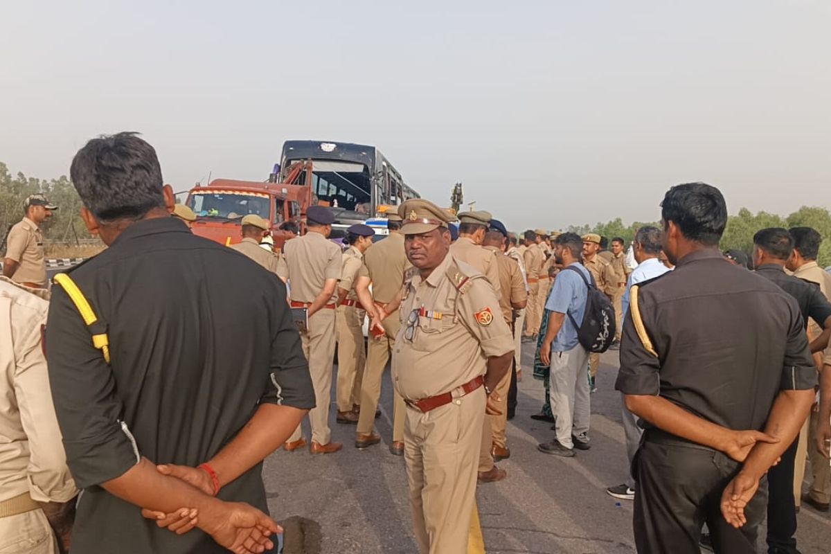 दिल्ली से बिहार आ रही बस पलटी, सब-इंस्पेक्टर और कैदी सहित 6 की मौत