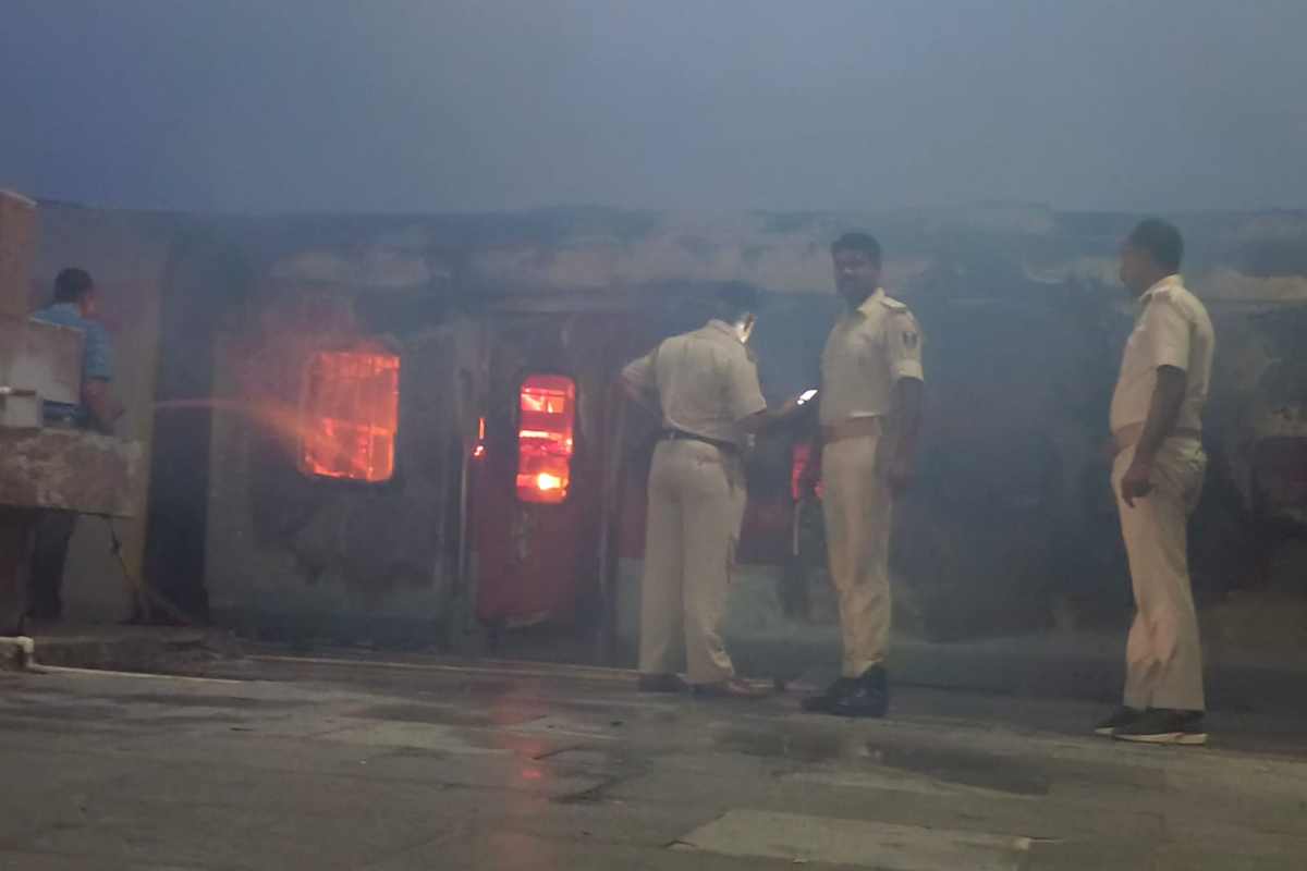 मधुबनी: धूं-धूं कर जलने लगी ट्रेन की बोगी, चार साल पुराना हादसा आया याद