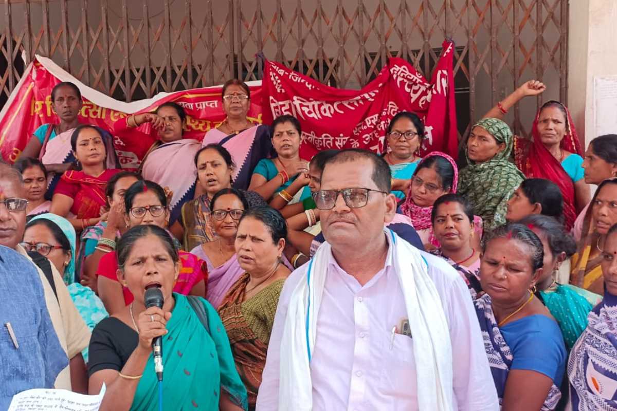 Madhubani: सिविल सर्जन कार्यालय पर आशा कार्यकर्ताओं का हल्लाबोल, 23 सूत्री मांगों को लेकर घेराव