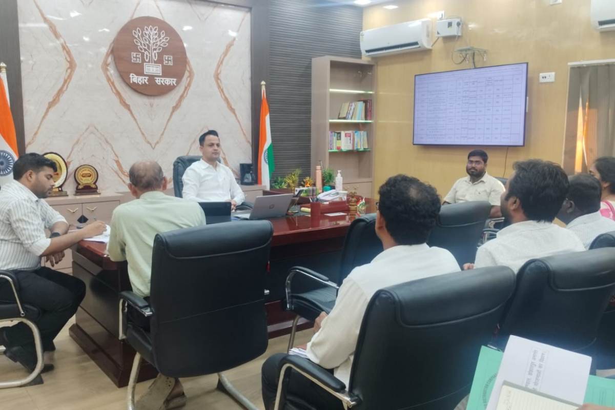 Madhubani News: जिलाधिकारी ने की टॉप-10 योजनाओं की समीक्षा, विकास कार्यों में तेजी लाने के निर्देश