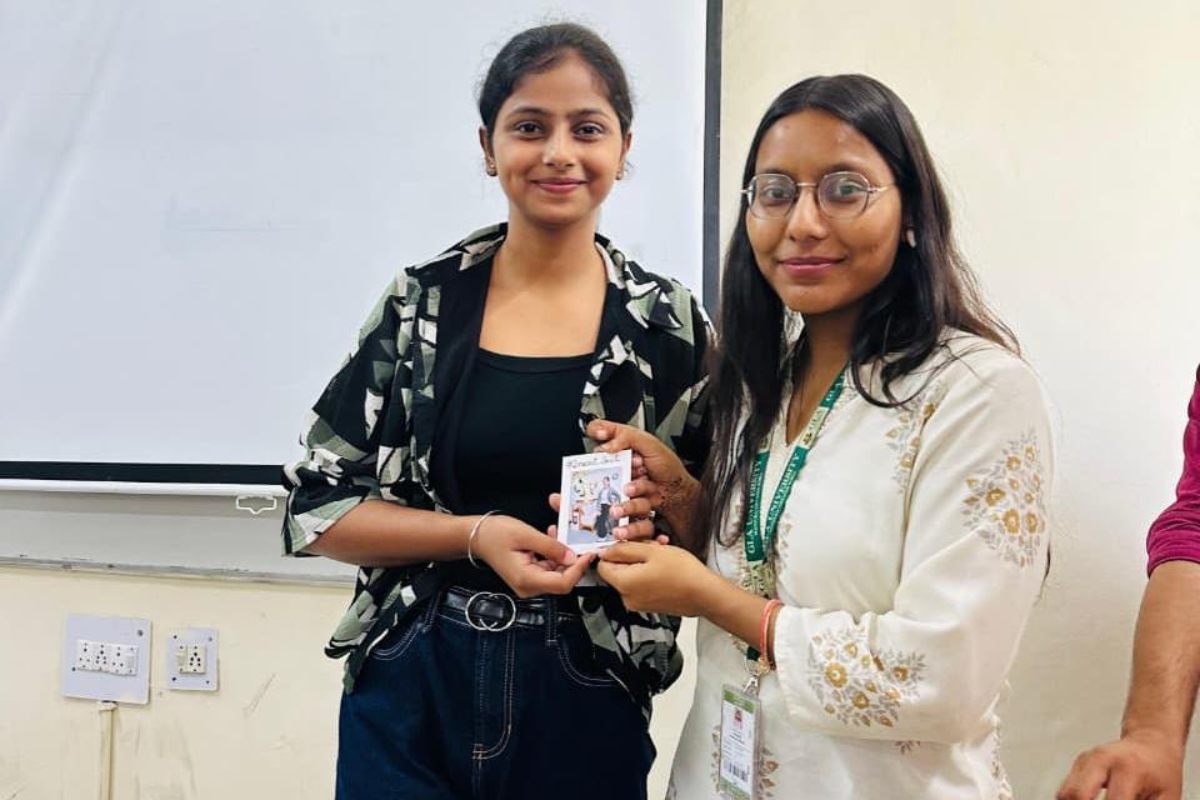 Madhubani: मथुरा में चमकी मधवापुर की बेटी, जीएलए यूनिवर्सिटी में सिद्धि को मिला ‘शांतिप्रिय सम्मान’