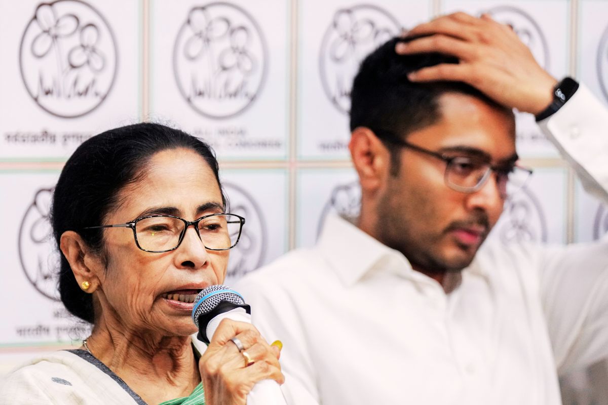 ममता बनर्जी बोलीं- इस्तीफा नहीं दूंगी, दीदी के बयान पर बंगाल के अधिकारी ले रहे मजे- हमें 2-2 सीएम मिलेंगे