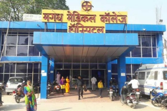 मगध मेडिकल में ”हीट इमरजेंसी”, बेड फुल, स्ट्रेचर और कुर्सियों पर इलाज