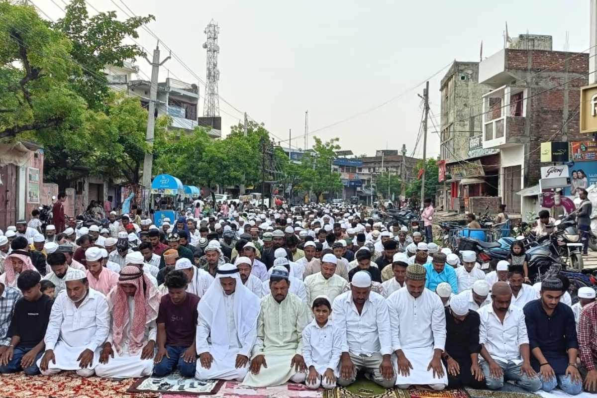 मोतिहारी : बंजरिया में भाईचारे के साथ संपन्न हुई नमाज, सुरक्षा के रहे कड़े इंतजाम