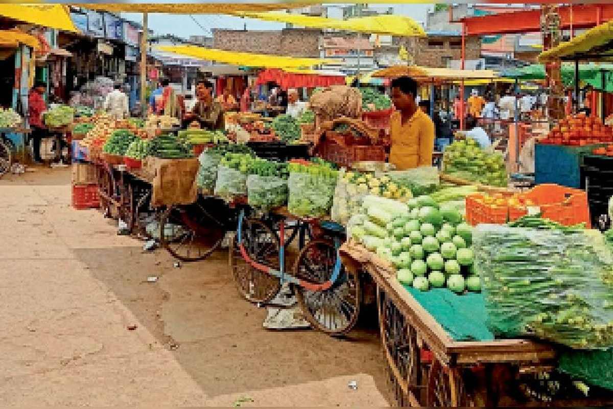 मोतिहारी : लग्न खत्म होते ही मधुबन मंडी में गिरे सब्जियों के दाम, खरीदारों की बढ़ी भीड़