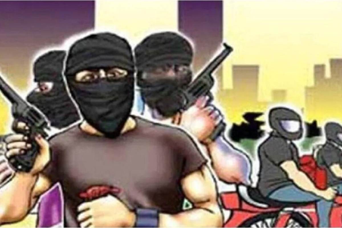 Motihari News: शोरूम पर फायरिंग मामले में पुलिस की बड़ी कार्रवाई, तीन संदिग्धों को हिरासत में लेकर पूछताछ शुरू