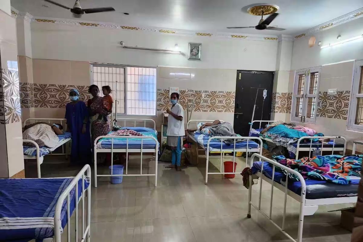 Motihari: कोटवा में धड़ल्ले से चल रहे अवैध क्लीनिक, एक अस्पताल को सील कर थमा अभियान