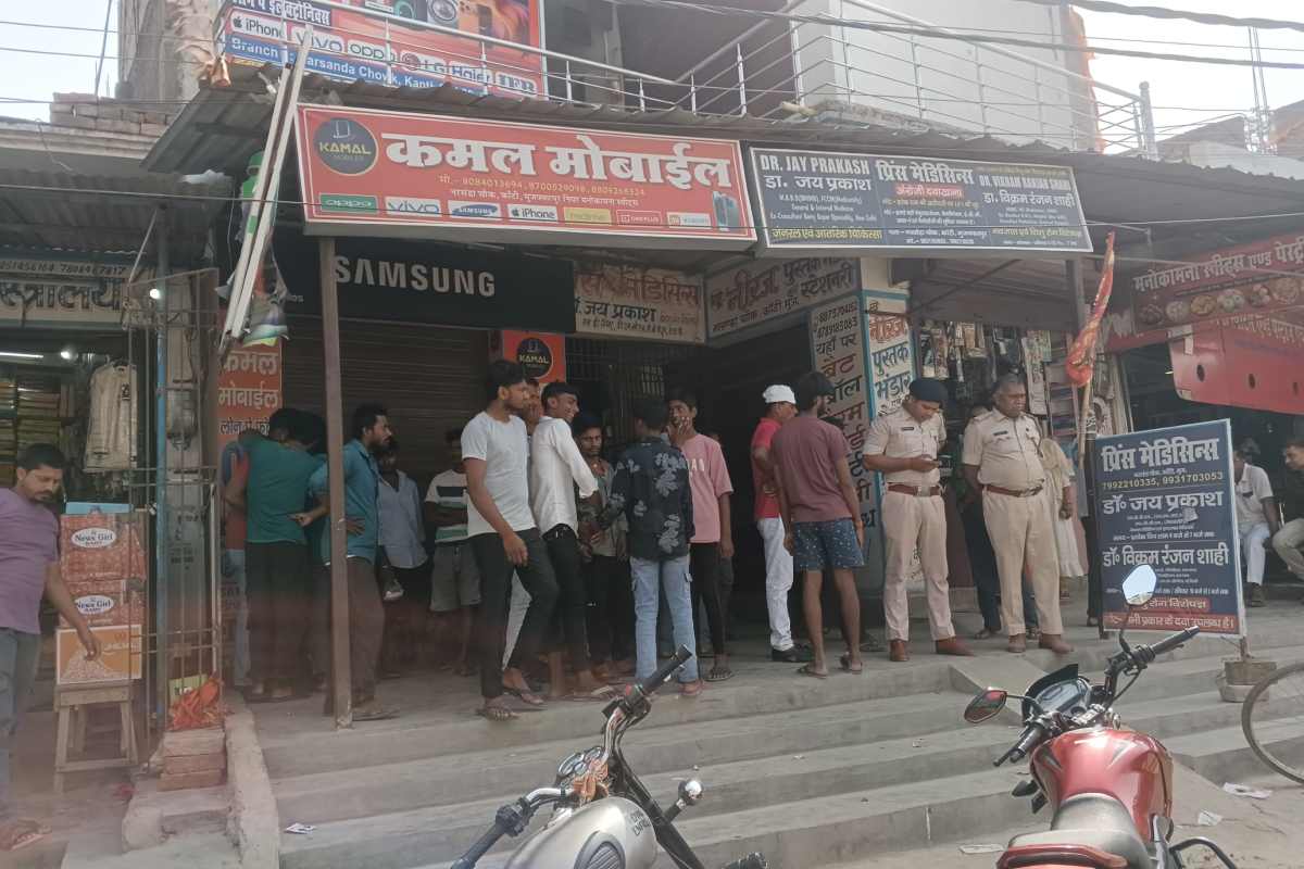 मुजफ्फरपुर: कांटी के नरसंडा चौक पर मोबाइल दुकान का ताला तोड़ लाखों की चोरी, जांच में जुटी पुलिस