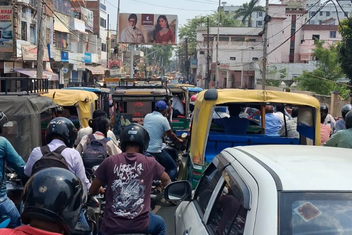 Muzaffarpur महाजाम: कलमबाग चौक से मोतीझील तक थमी शहर की रफ्तार, एम्बुलेंस और स्कूल फंसी बसें