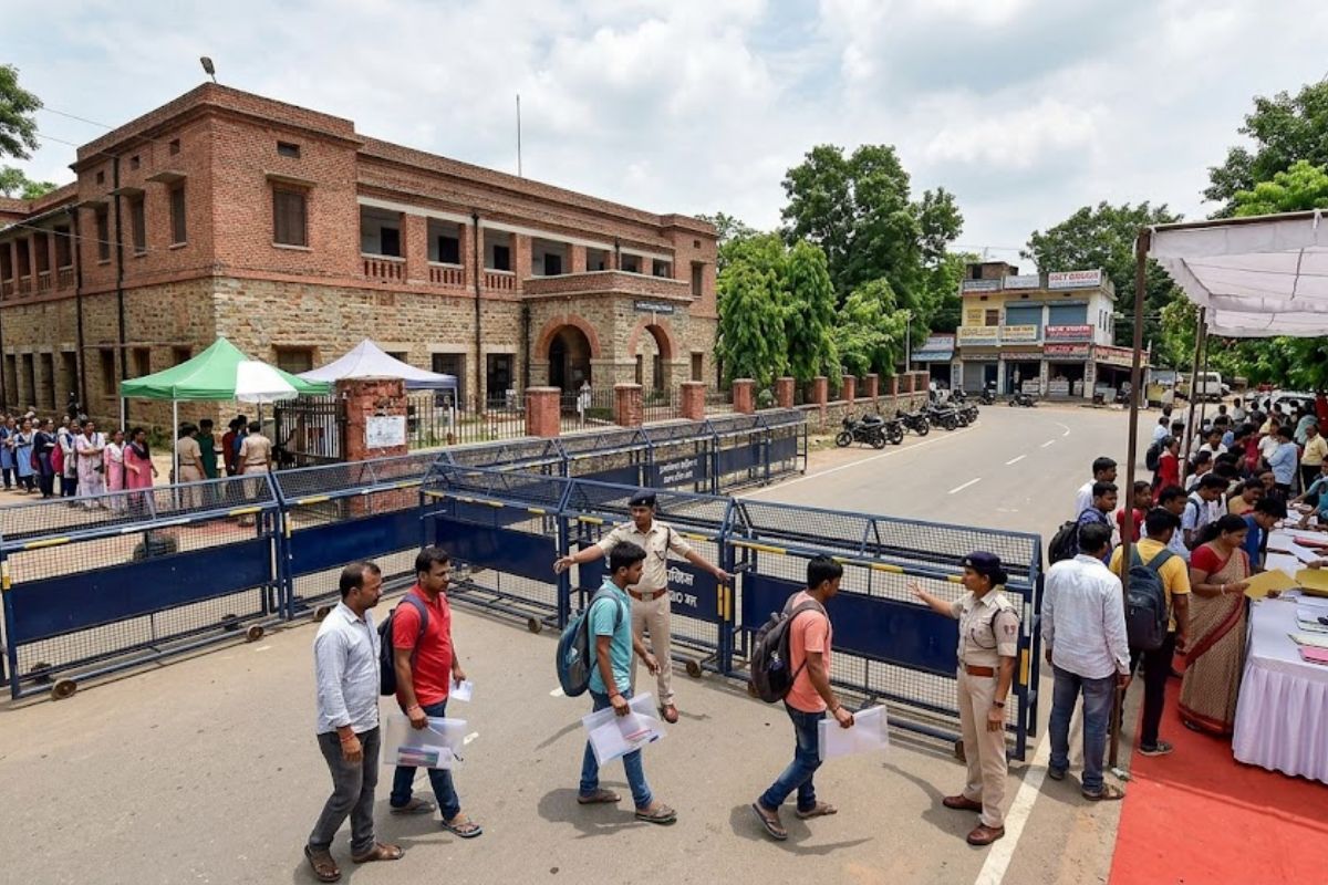 NEET-UG 2026: रांची के इन 21 केंद्रों पर सुरक्षा के कड़े इंतजाम, 200 मीटर के दायरे में धारा 163 लागू