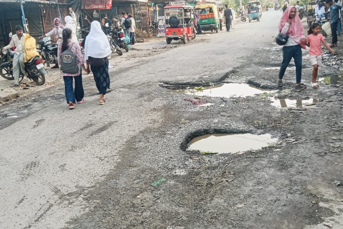 एक माह बाद भी नहीं भरे गए गड्ढे, अब ले रहे बड़े आकार, जलनिकासी व्यवस्था भी बदहाल