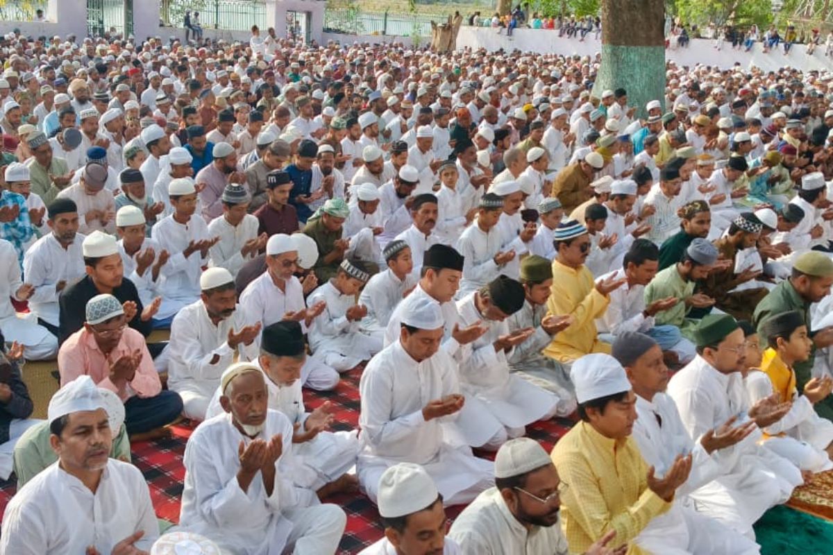 बकरीद पर अदा की नमाज, अमन, शांति और भाईचारे की मांगी दुआ