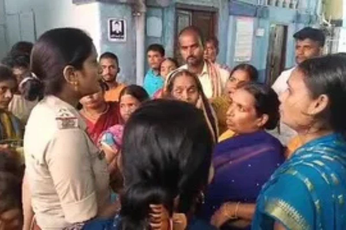 अस्पताल में इलाजरत महिला की मौत, परिजनों का हंगामा और सड़क जाम
