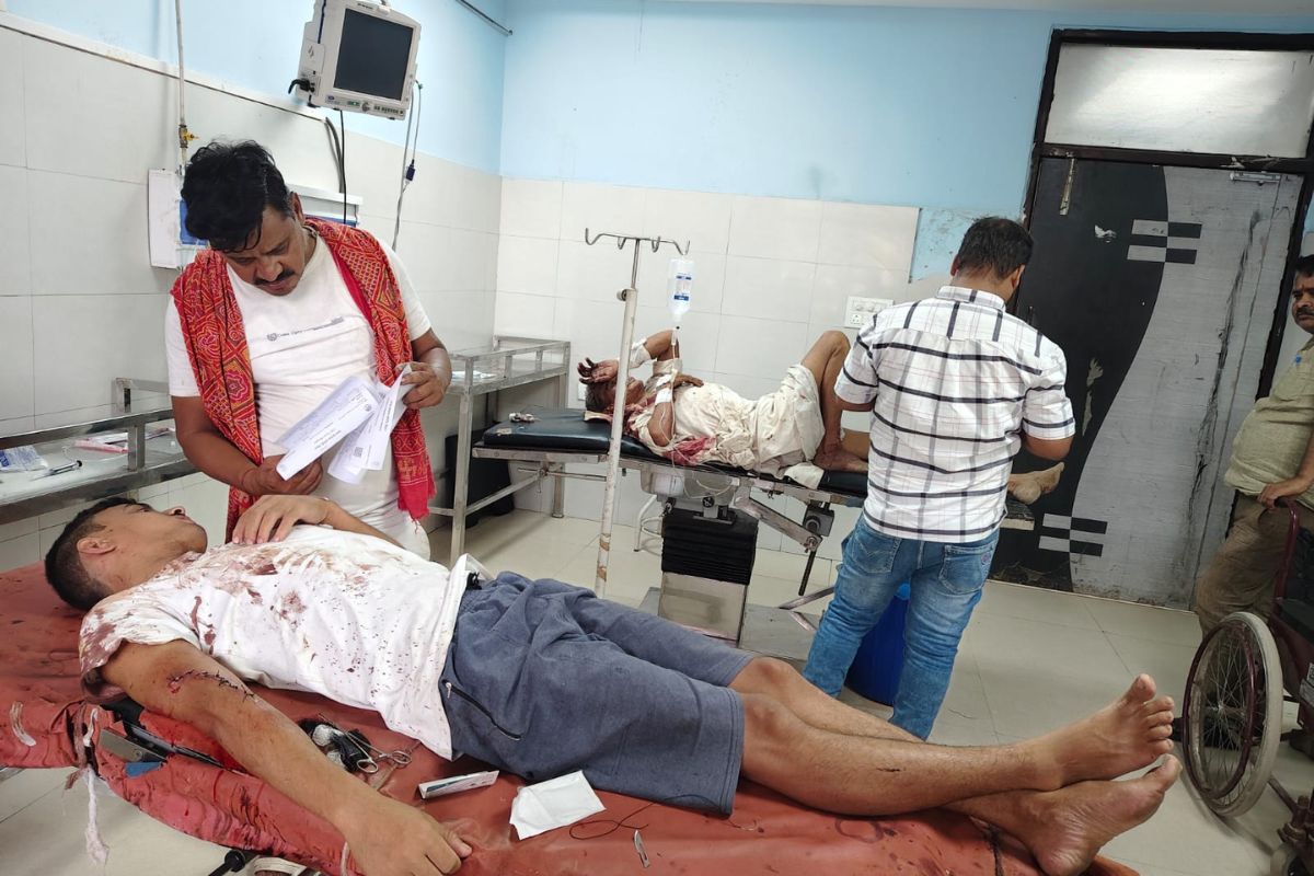 खेत विवाद में खूनी संघर्ष: पिता-पुत्र पर धारदार हथियार से हमला, दोनों घायल