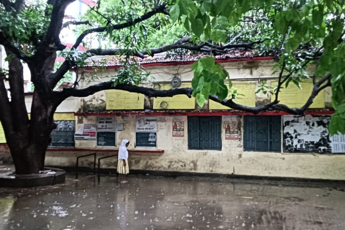 हल्की बारिश में ही प्रखंड परिसर तालाब में तब्दील, RTPS काउंटर के सामने जलजमाव से रेंगने को मजबूर हुए लोग