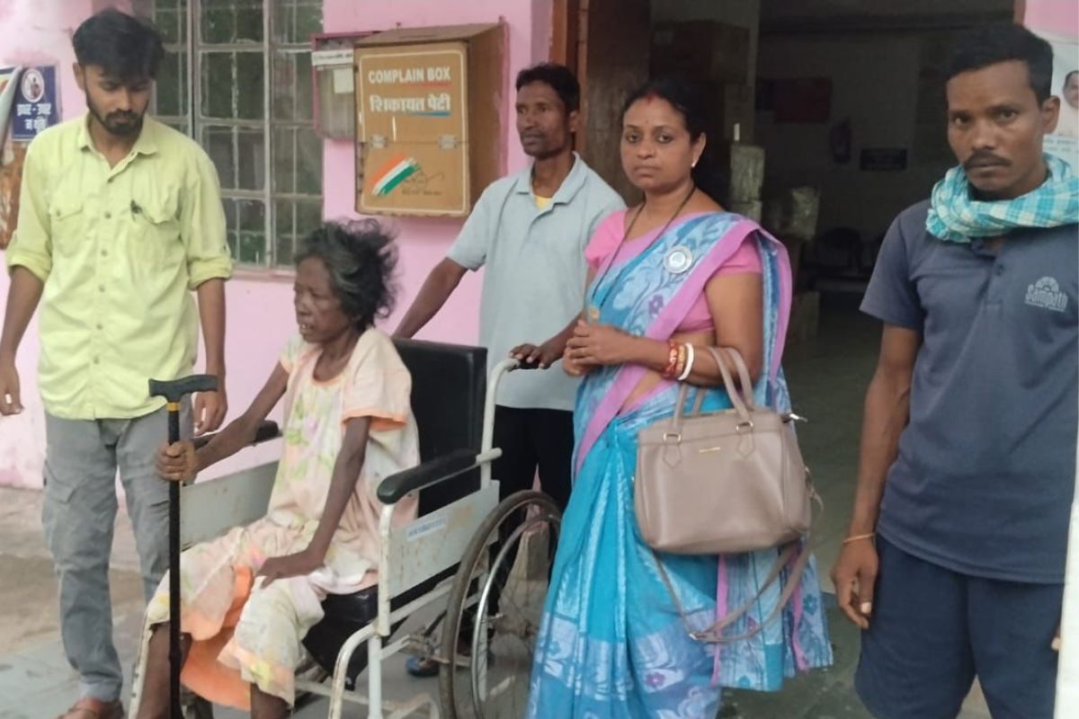 प्रभात खबर इम्पैक्ट : नोवामुंडी में जिंदगी और मौत से जूझ रही महिला का परिजनों से हुआ मिलन