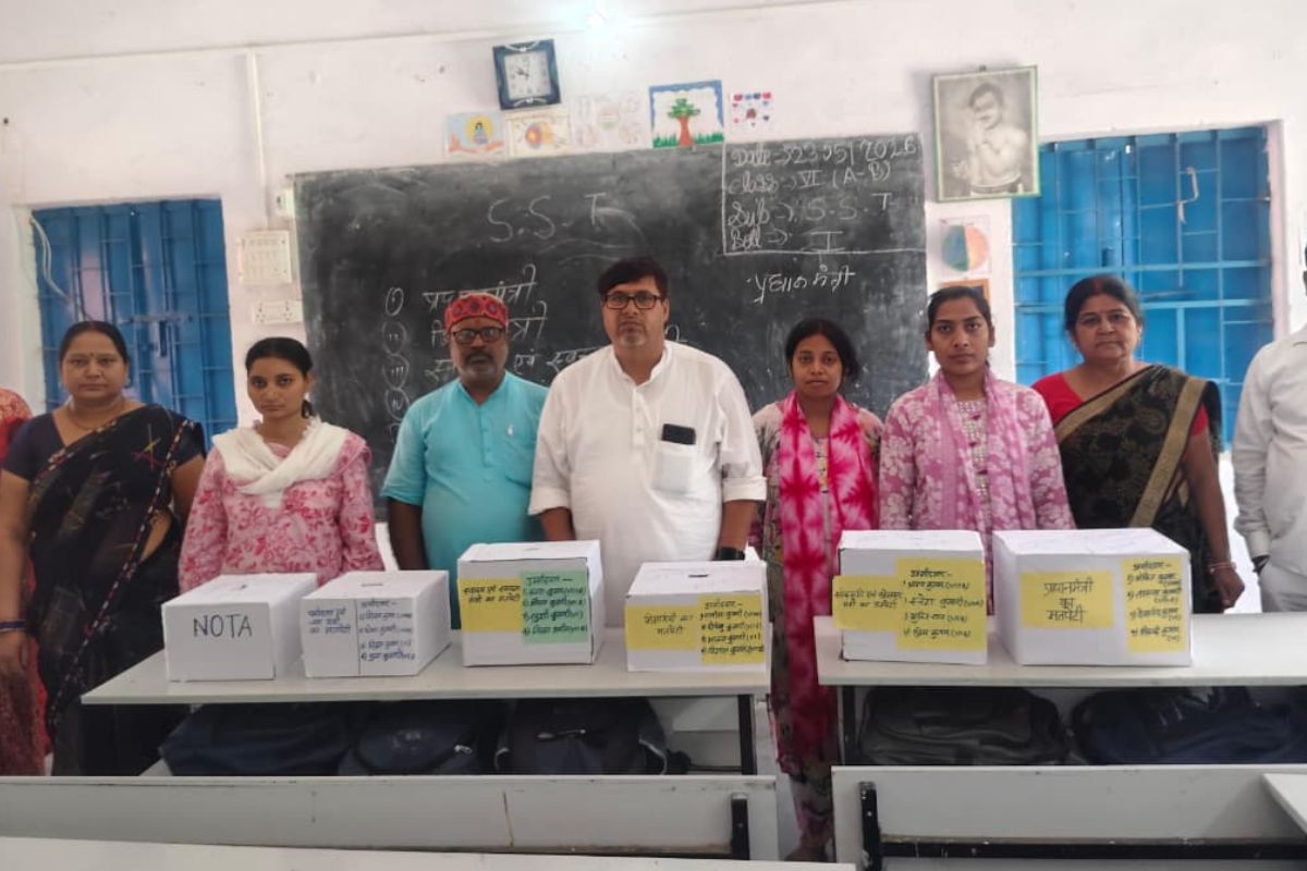 गुरुआ स्कूल में लोकतंत्र का उत्सव, बाल संसद चुनाव में बच्चों ने डाले वोट, इन पदों पर हुआ चुनाव