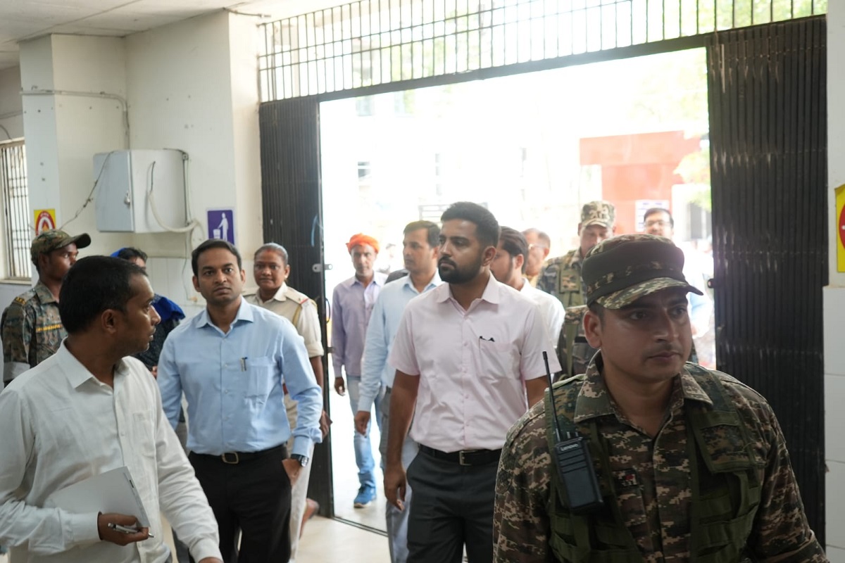 पलामू डीसी ने एमएमसीएच का किया औचक निरीक्षण, व्यवस्था सुधार लाने का दिया अल्टीमेटम