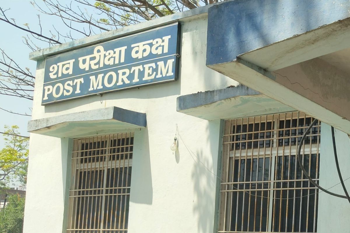 सदर अस्पताल में बड़ी लापरवाही, डॉक्टर की गैरहाजिरी से घंटों रुका पोस्टमार्टम, परिजनों का फूटा गुस्सा