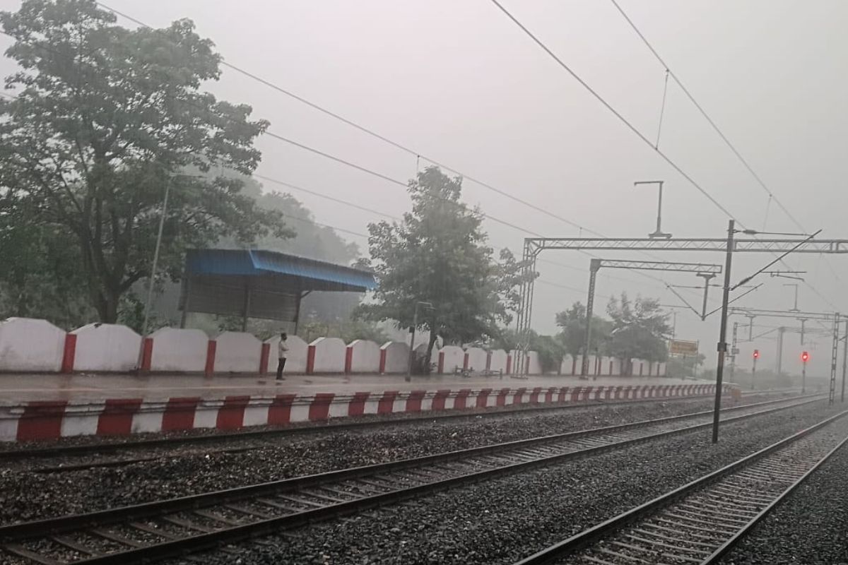 सीवान में सुबह सुबह बदला मौसम का मिजाज, तेज आंधी के साथ शुरु हुई झमाझम बारिश