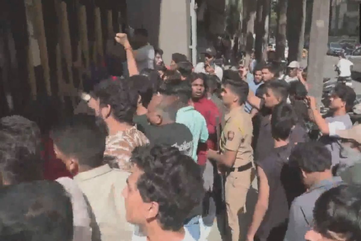 कुर्बानी के लिए सोसाइटी के अंदर बकरे रखने पर दो समुदायों में झड़प, भारी पुलिस बल तैनात