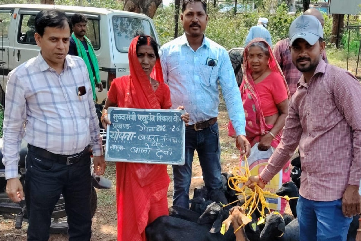 बकरी और बत्तख से चमकेगी गोला के लोगों की तकदीर, विधायक ममता देवी ने किया वितरण